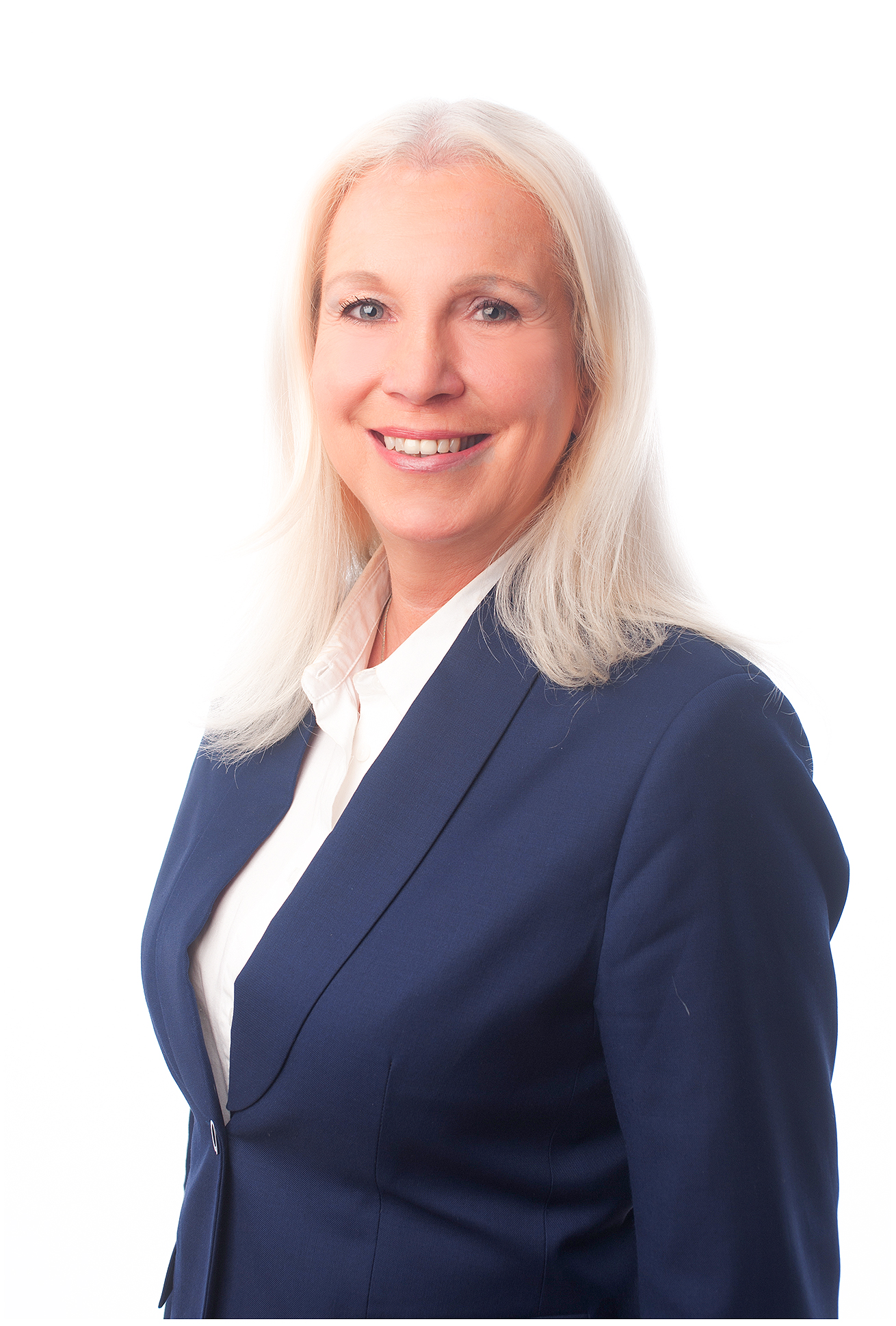 Businessportrait einer Geschäftsführerin im Banking: blond, navy Blazer, weißer Hintergrund, freundliches Lächeln