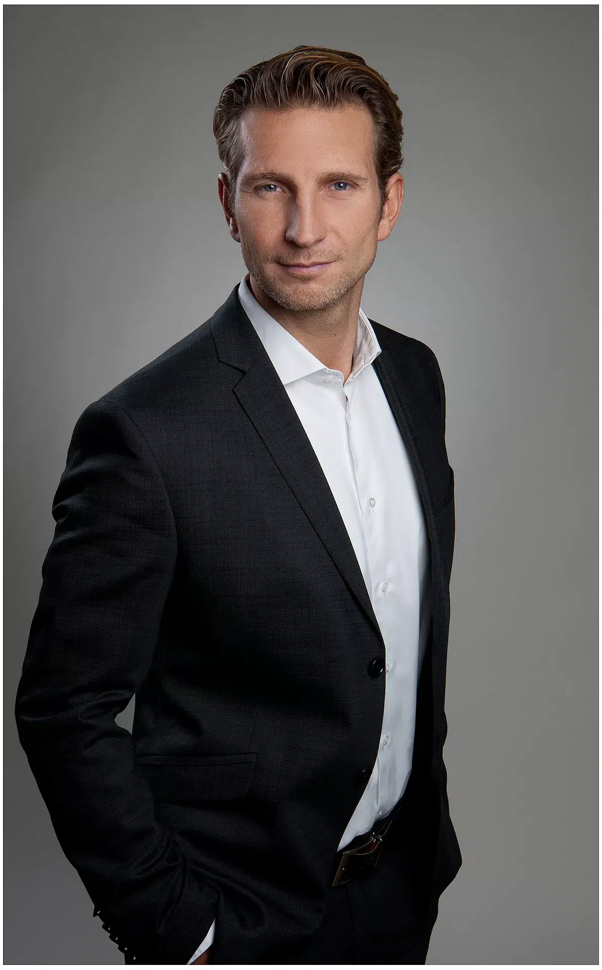 Businessportrait Studio Geschäftsmann Finanzbereich steht im locker  im Sakko