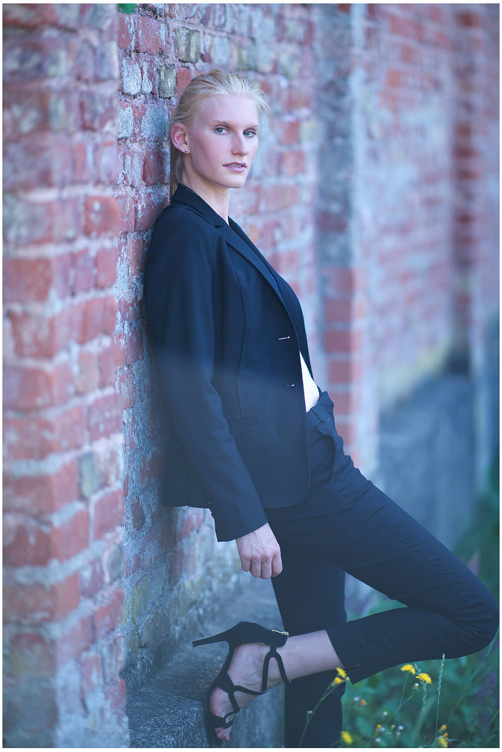 Businessfotografie Businessportrait München Junge Frau Sexy an der Wand angelehnt