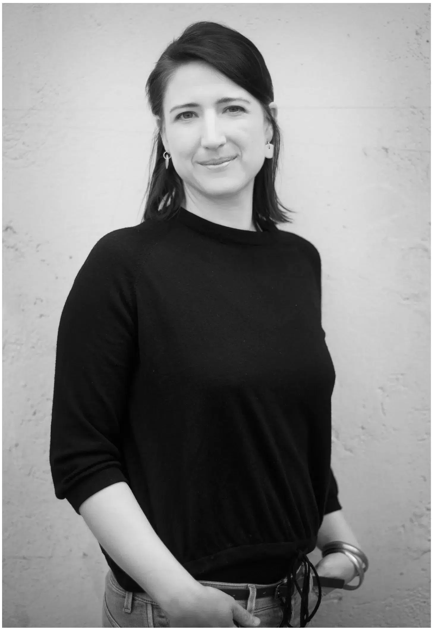 Foto Frau steht locker draußen 
