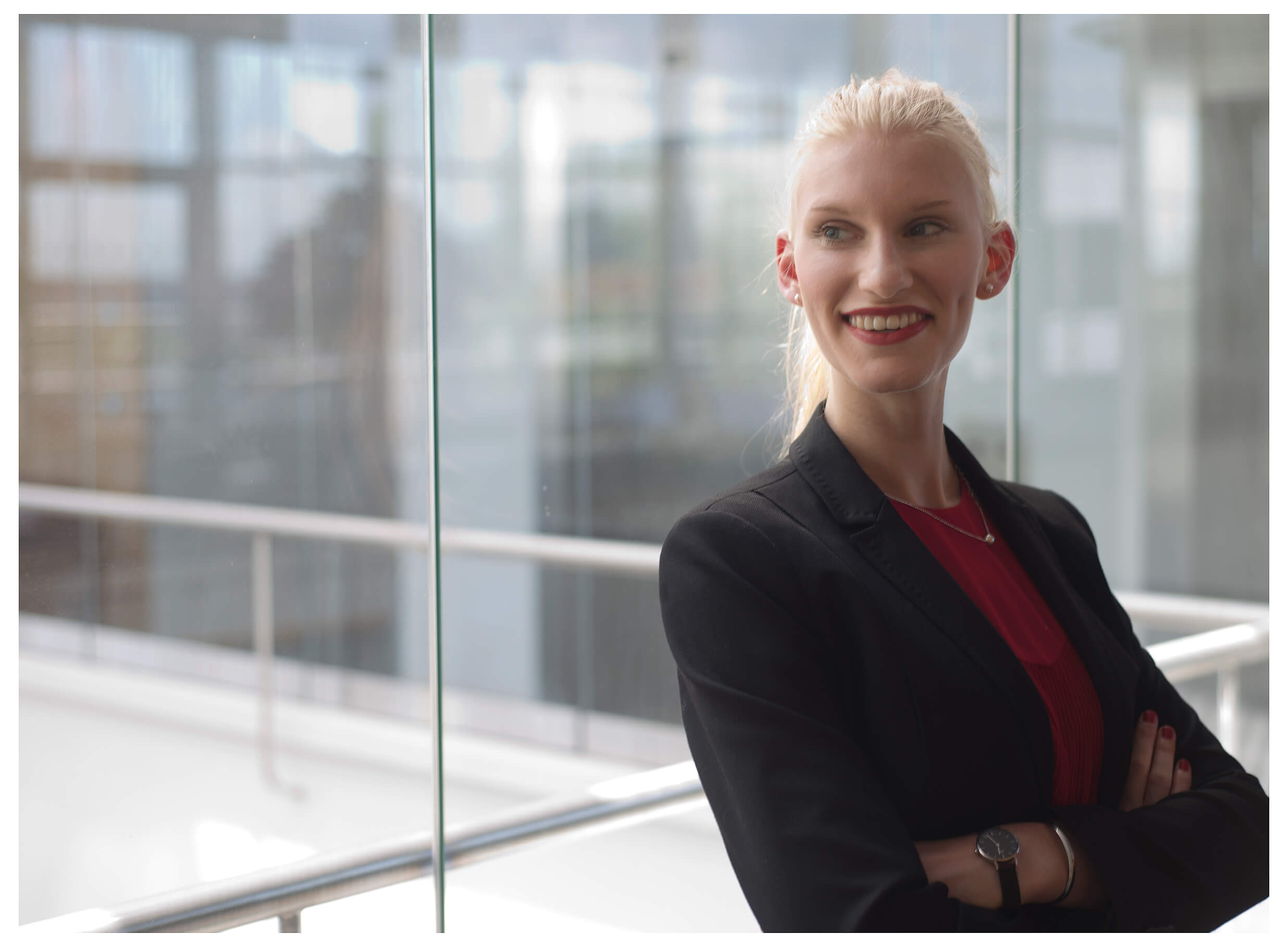 businessportrait_junge-frau-am-fotoshooting-outdoor-schwarze-jacke-belichtungswert