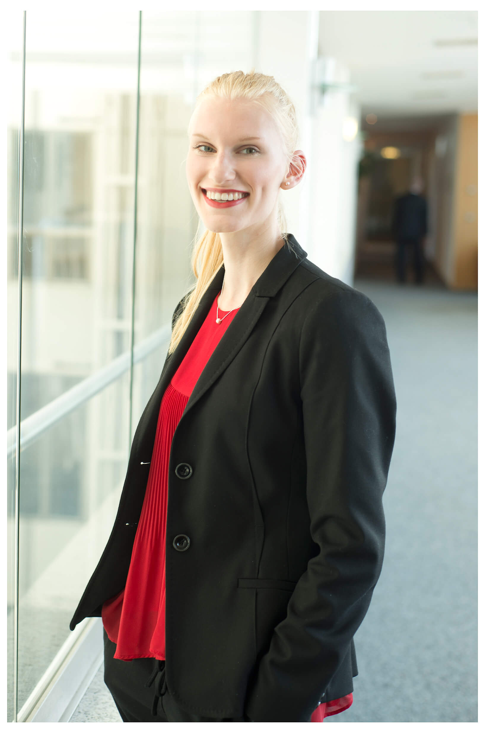 businessportrait_junge-frau-am-fotoshooting-outdoor-schwarze-jacke-belichtungswert