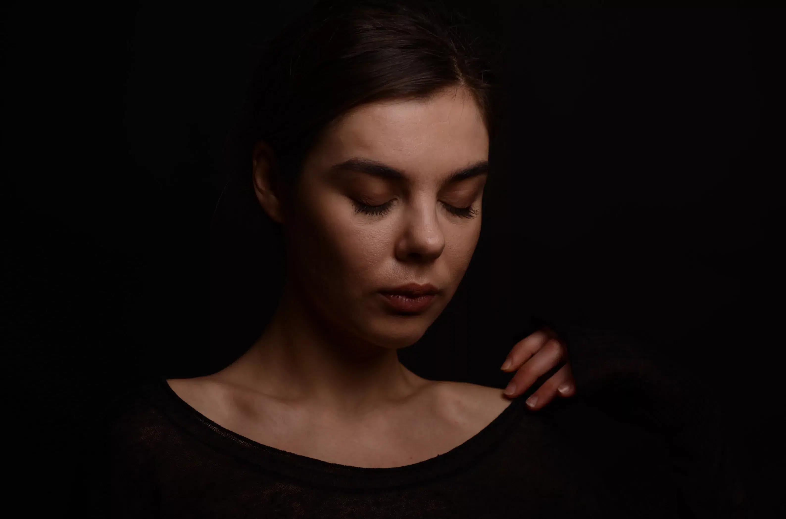 Close Up Portrait Farbig, junge Frau schaut nach unten
