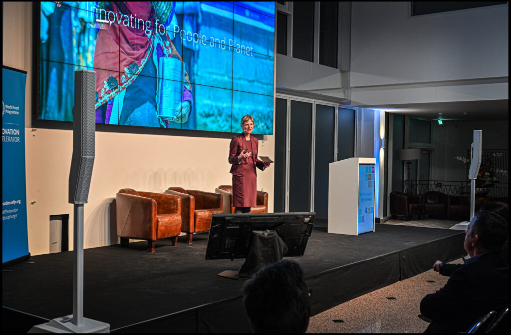 event fotograf muenchen world food programme un sprecherin vor dem blauen screen