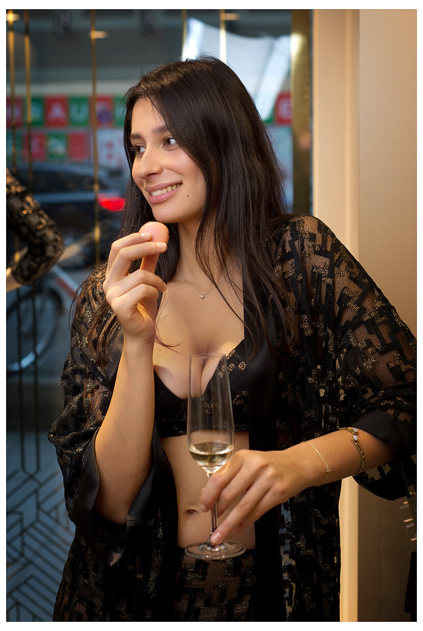 Eventfotografie München Unterwäsche Boutique Model mit dem Glas Champagne