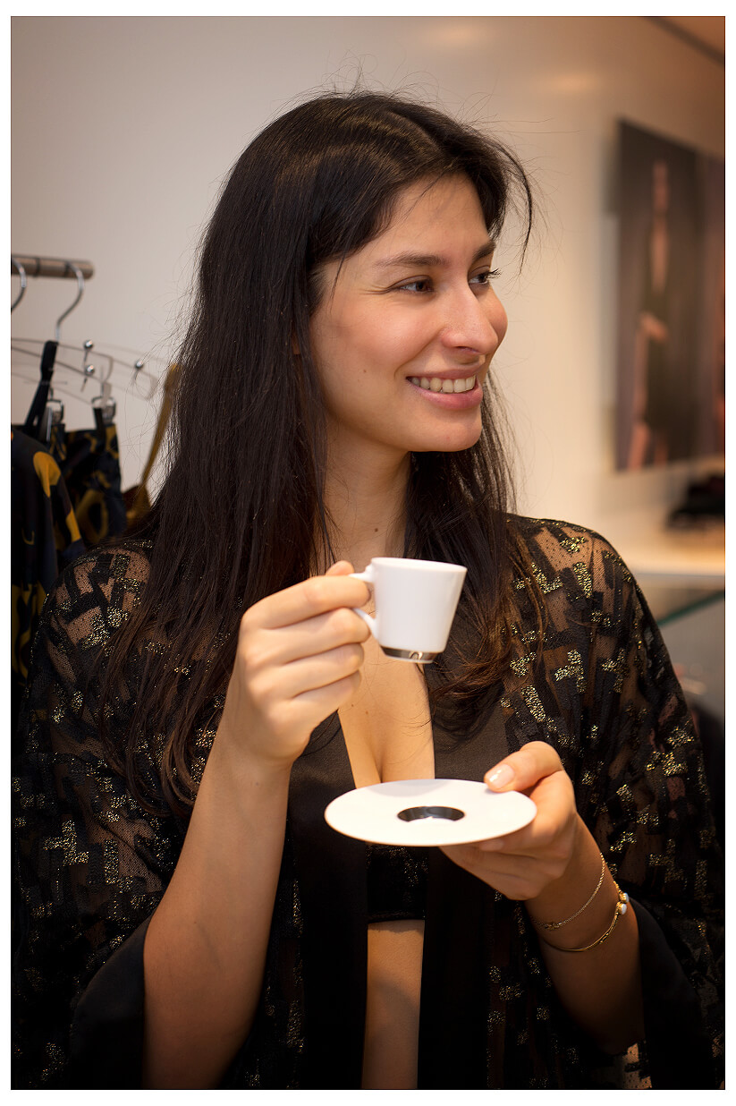 Eventfotografie München Unterwäsche Boutique Low Light Aufnahmen Model trinkt Kaffee Espresso