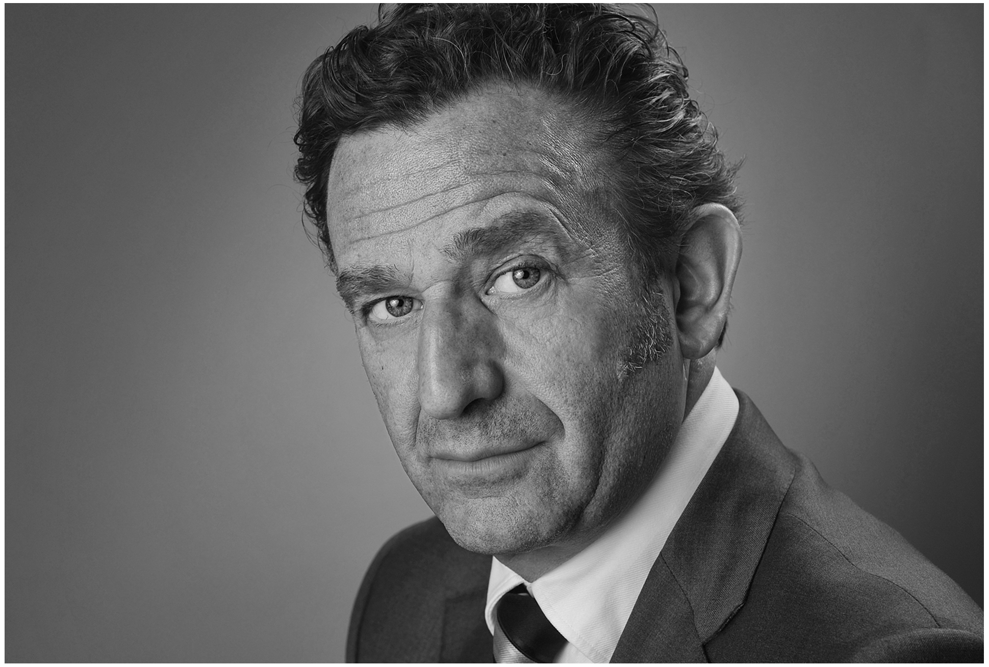 executive-portrait-schwarzweiss-finance-management-im-anzug-mit-krawatte-markanter-blick-studio