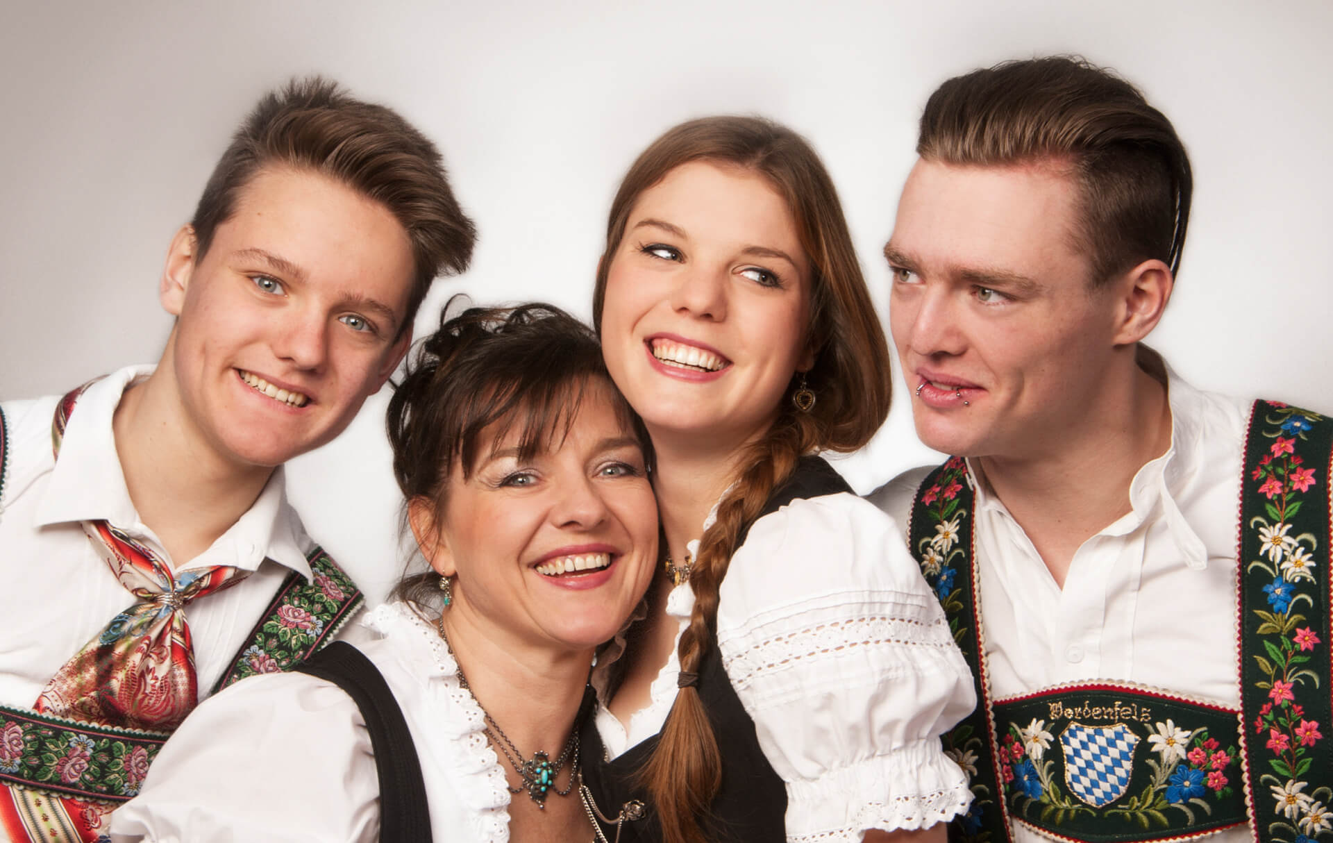 familienfotografie_fotostudio Dirndl Familie in Tracht
