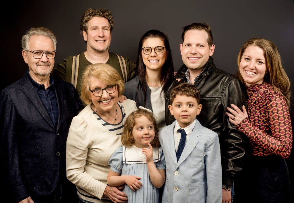 Mehrgenerationen Familienportrait im Fotostudio Belichtungswert München mit Großeltern, Eltern und Kindern, professionelles Familienfoto mit natürlicher Nähe und warmer Ausstrahlung.