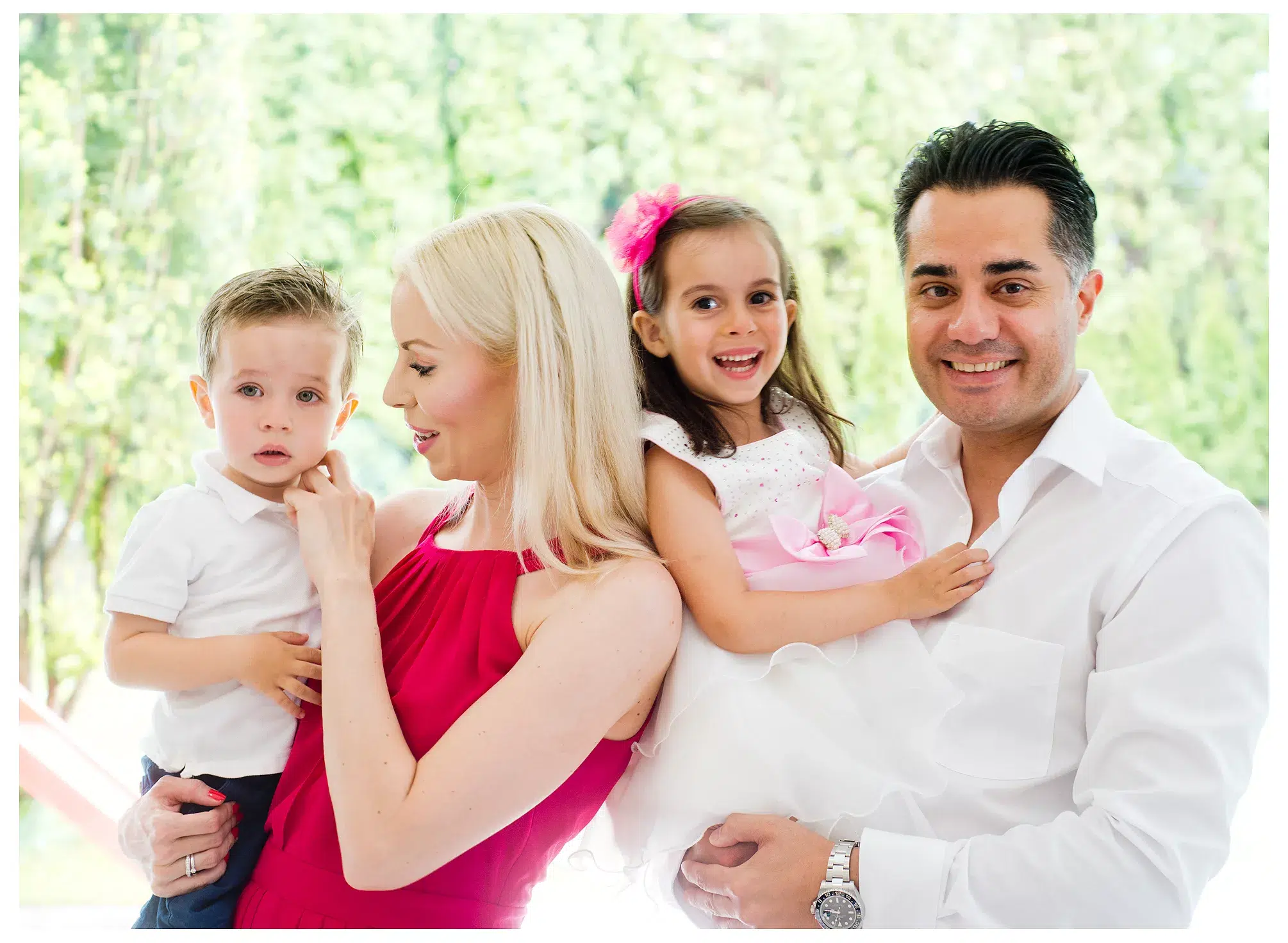 Familie zu viert, Junge und Mädchen, Mama und Papa schauen in die Kamera, mama schaut zum Jungen