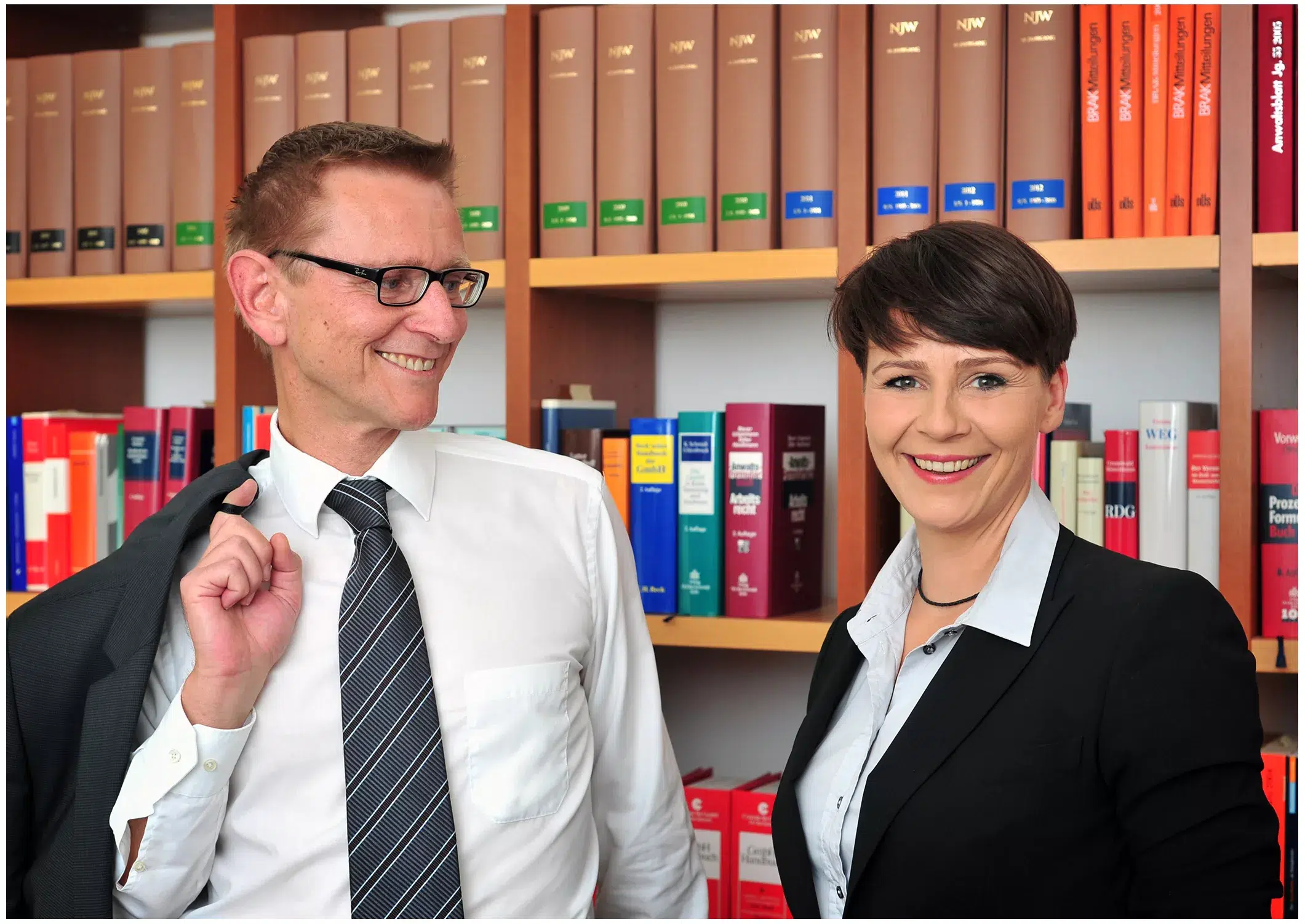 Firmenshooting Rechtsanwaltskanzlei  zwei Kollegen vor dem Bücherregal