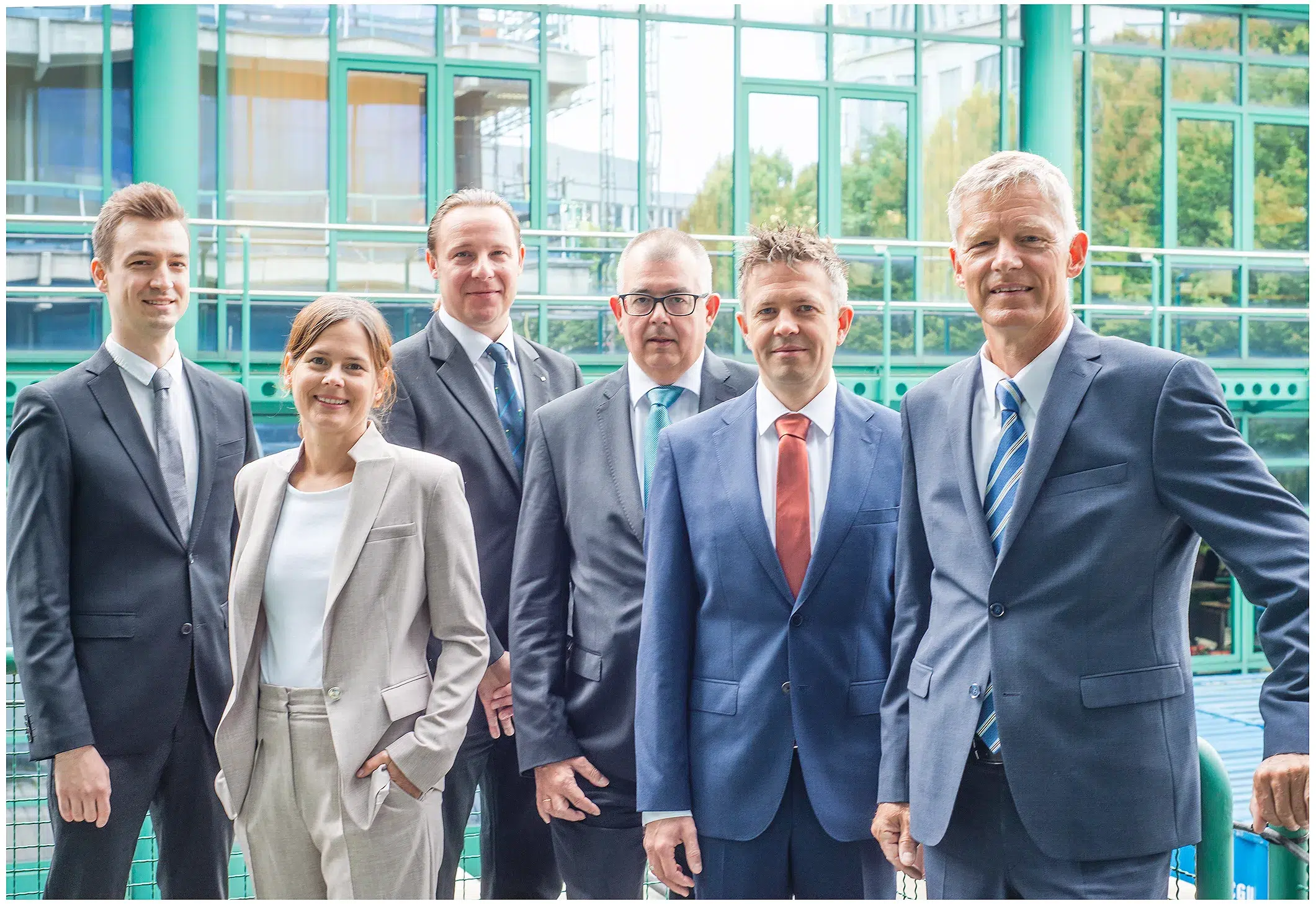 Gruppenfoto Ingenieurfirma zu sechst Foto outdoor
