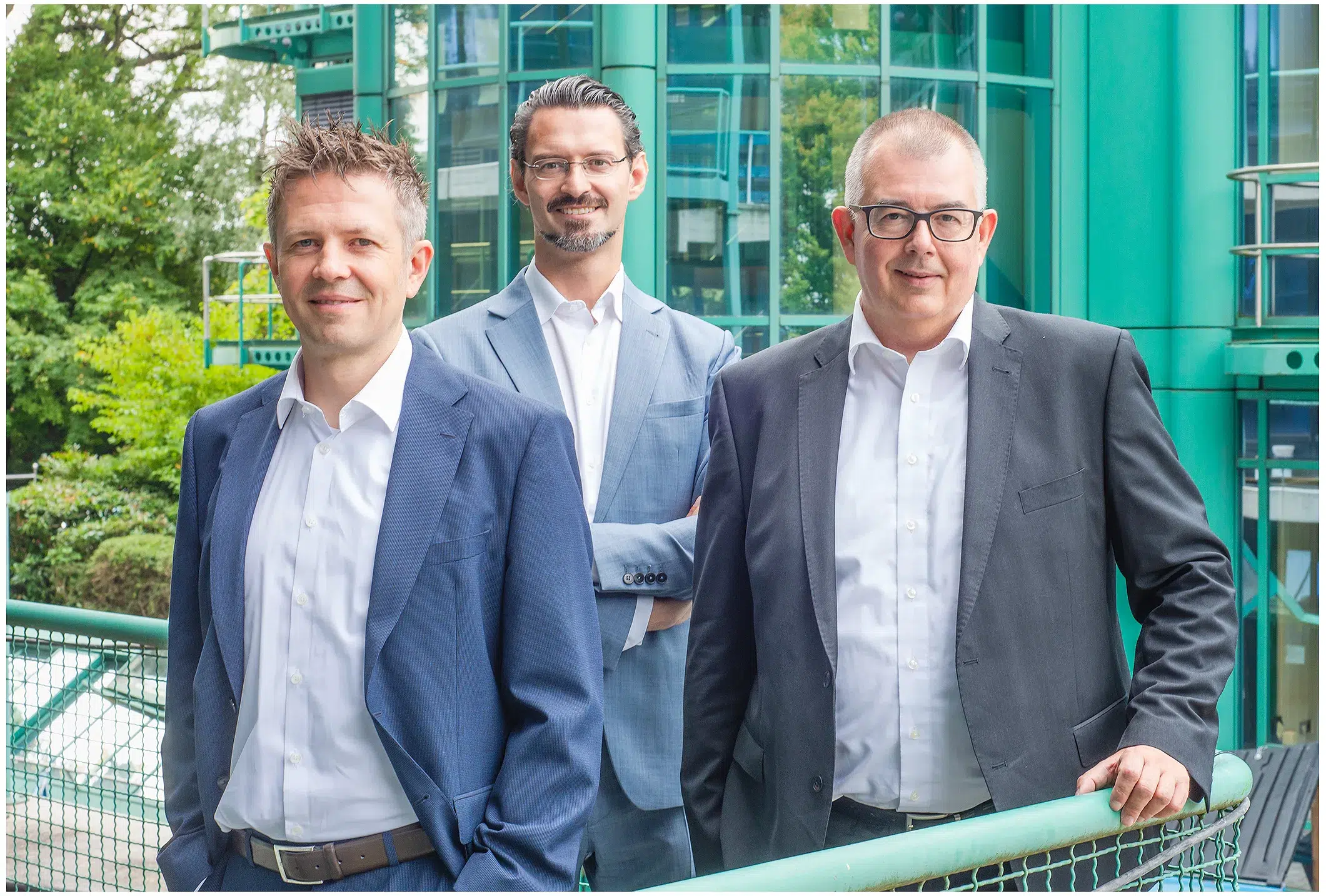 Gruppenfoto zu dritt outdoor Firmenshooting Gruppenfoto zu dritt outdoor