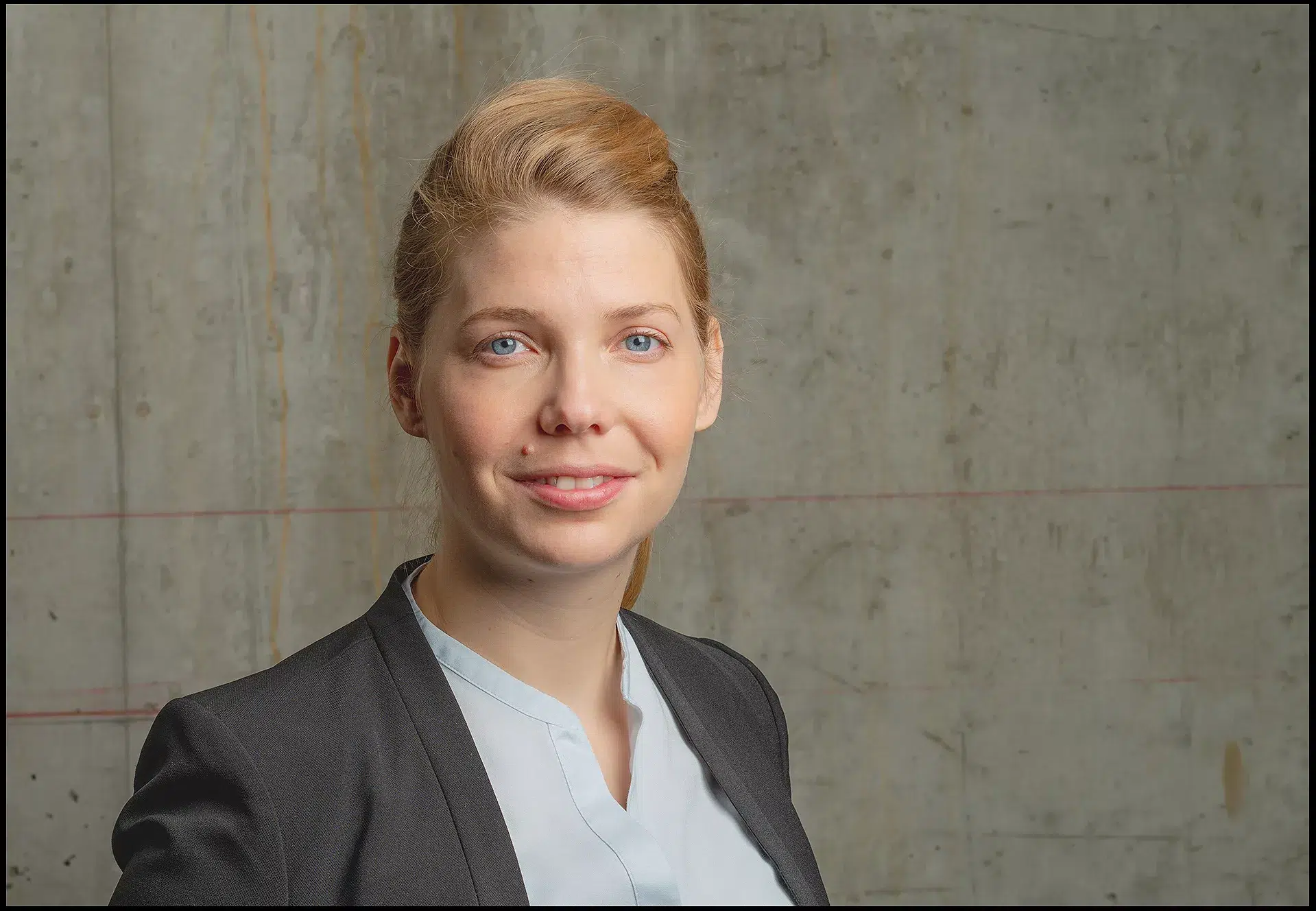 Portrait einer Geschäftsfrau mit Verschwommenen Hintergrund