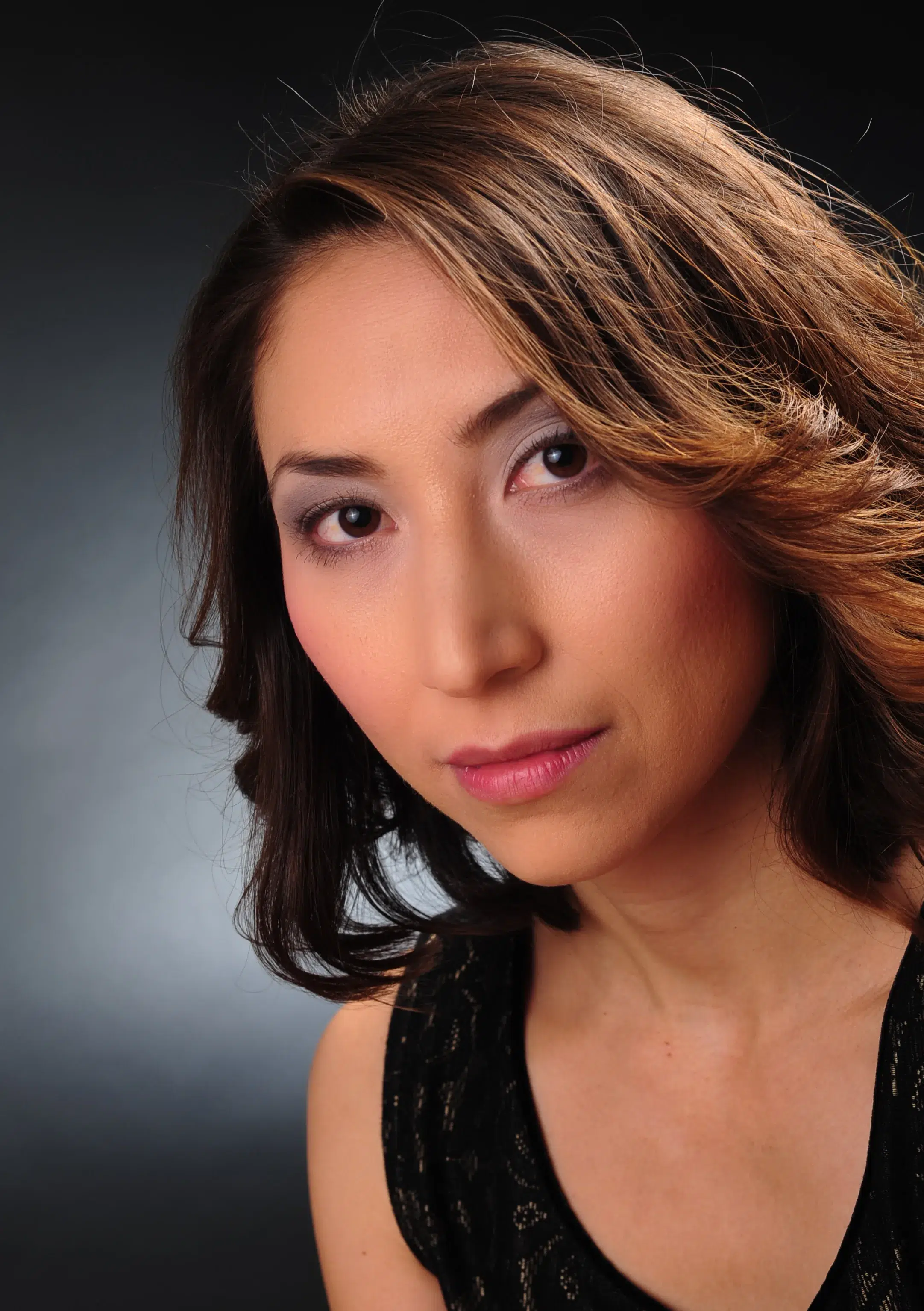 Beauty Fotoshooting Portrait junge Dame schaut in die Kamera
