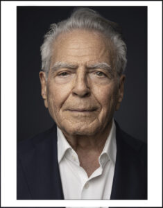 Professionelles Geschäftsführerportrait vom Fotostudio Belichtungswert München, älterer Unternehmer im dunklen Sakko und weißen Hemd blickt frontal mit ruhiger, souveräner und erfahrener Ausstrahlung in die Kamera.