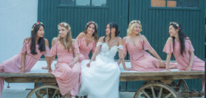 hochzeit fotoshooting münchen braut und junggesellen sitzen auf einer pferde kutsche