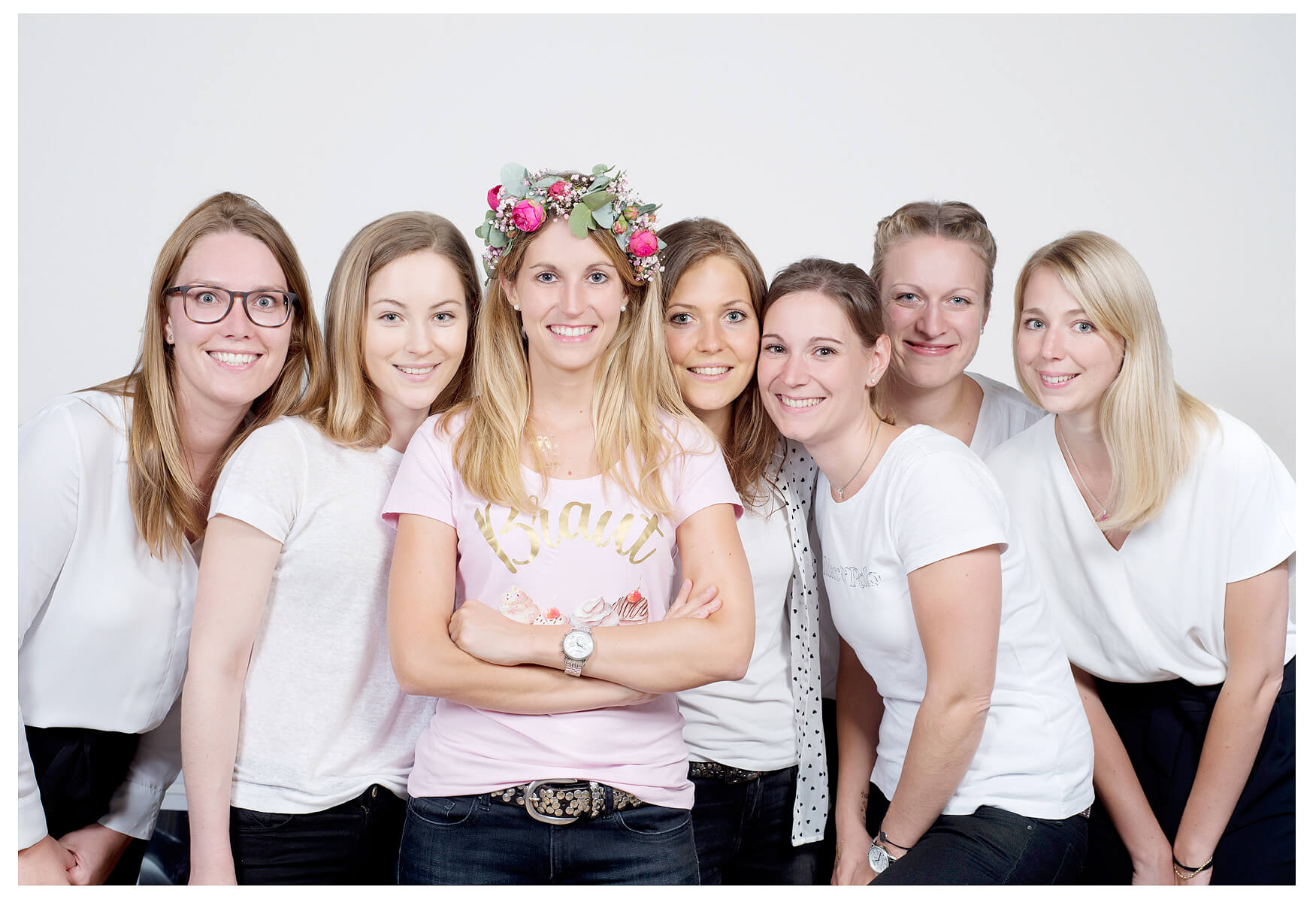 JGA Fotoshooting gruppenfoto, Braut mit einem Blumenkranz