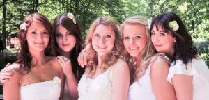 junggesellenabschied fotoshooting muenchen fuenf maedchen im park portrait