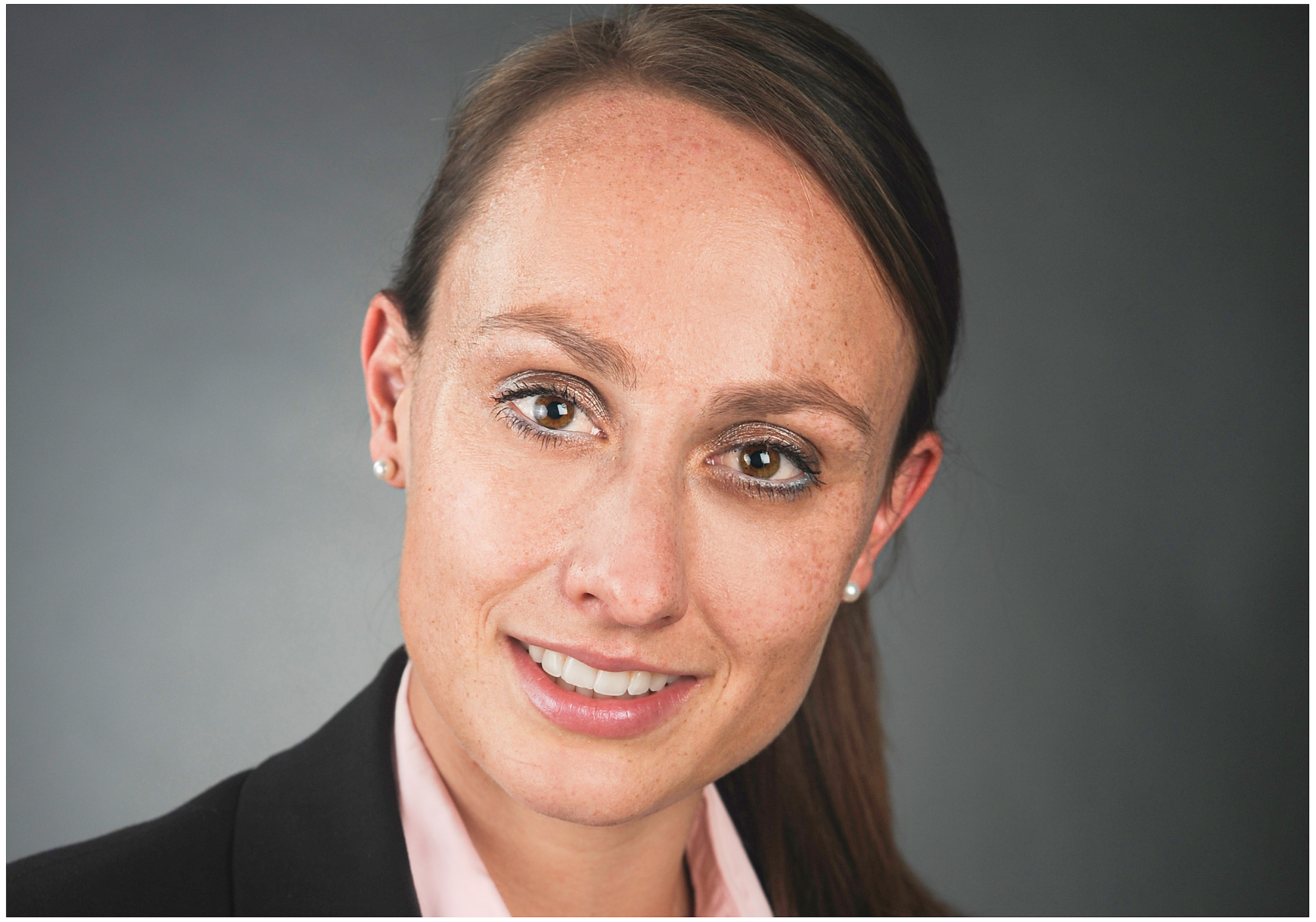 nahes-linkedin-headshot-businessportrait-frau-mit-natürlicher-ausstrahlung-klare-augen-weiches-studiolicht-ruhiger-hintergrund