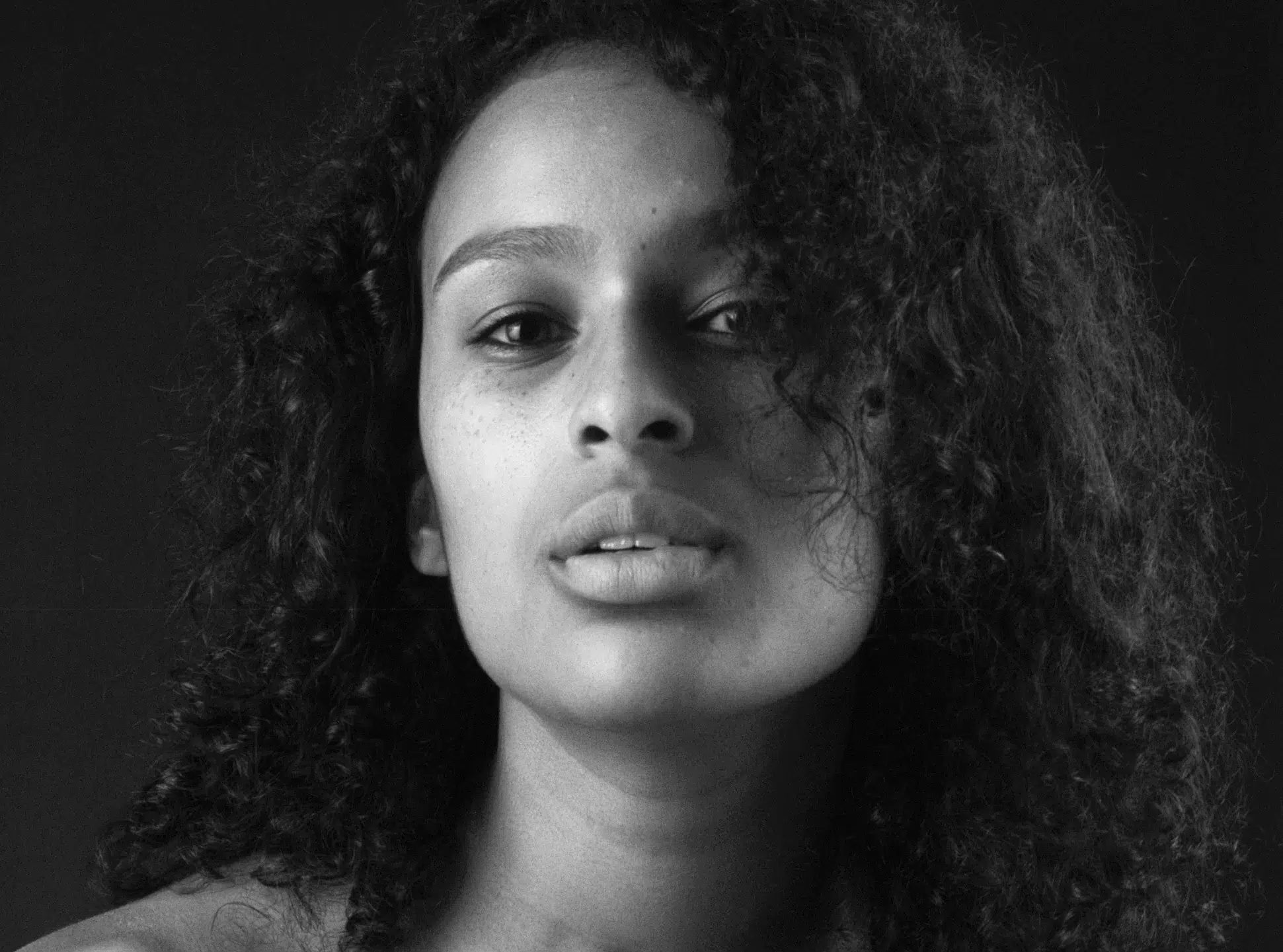 Beauty Fotoshooting eines dunkelhäutigen Models, schaut frontal