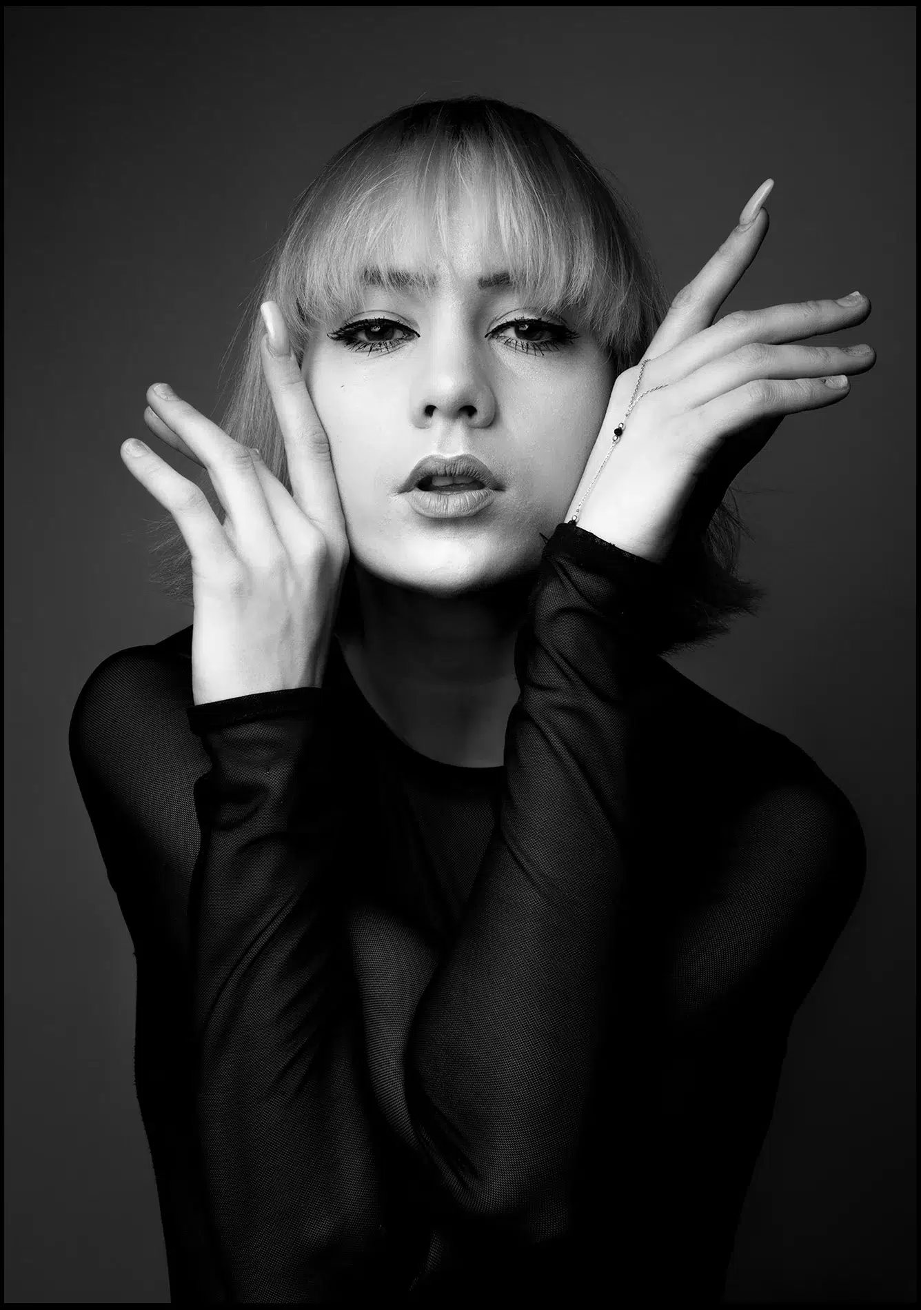 Blondes Model im schwarzen transparenten Top, frontales Portrait