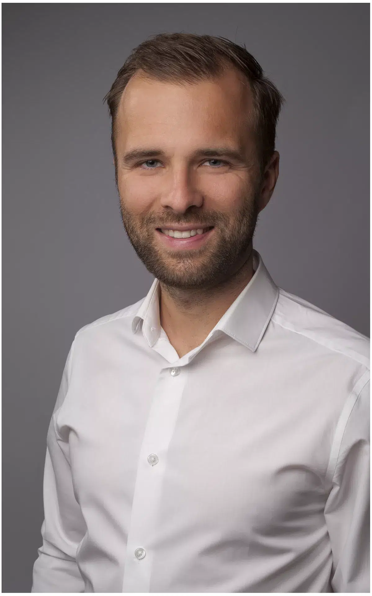 modernes Bewerbungsfotos, Junger Mann schaut in die Kamera