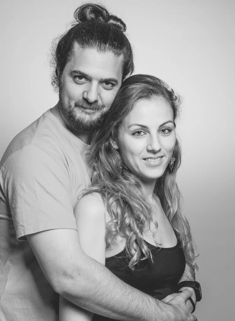 Schwarz-weisses Portrait eines jungen Paares im Studio
