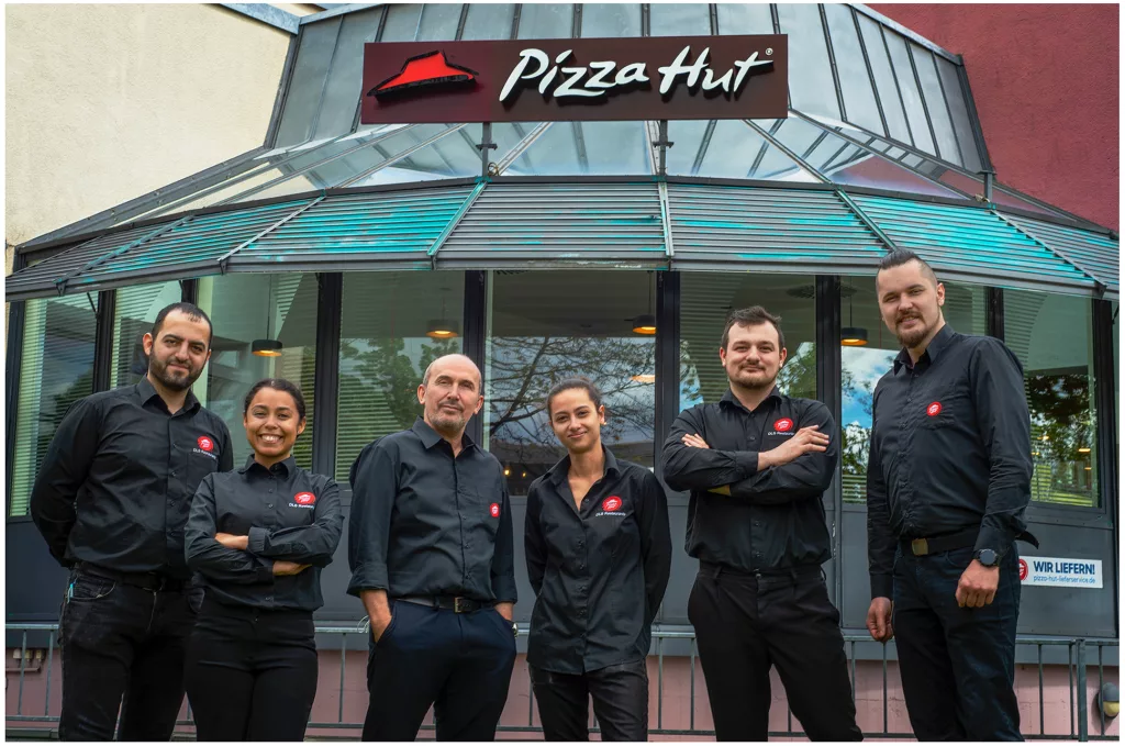 Mitarbeiter der Schnell-Food Restaurant, alle uniformiert, draußen vor dem Restaurant