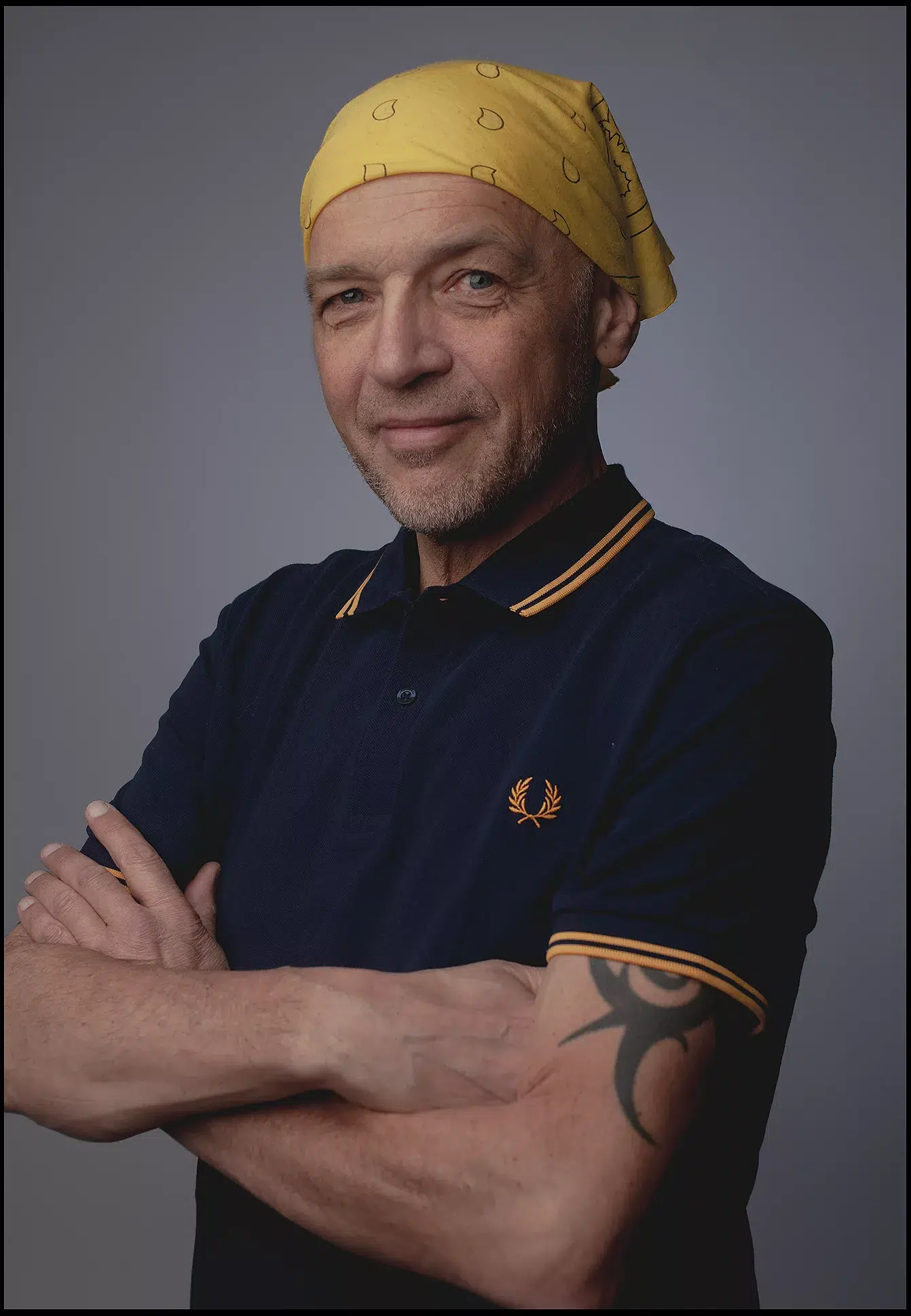 Portrait Fotoshooting Mann mittleren Alter im gelben bandana