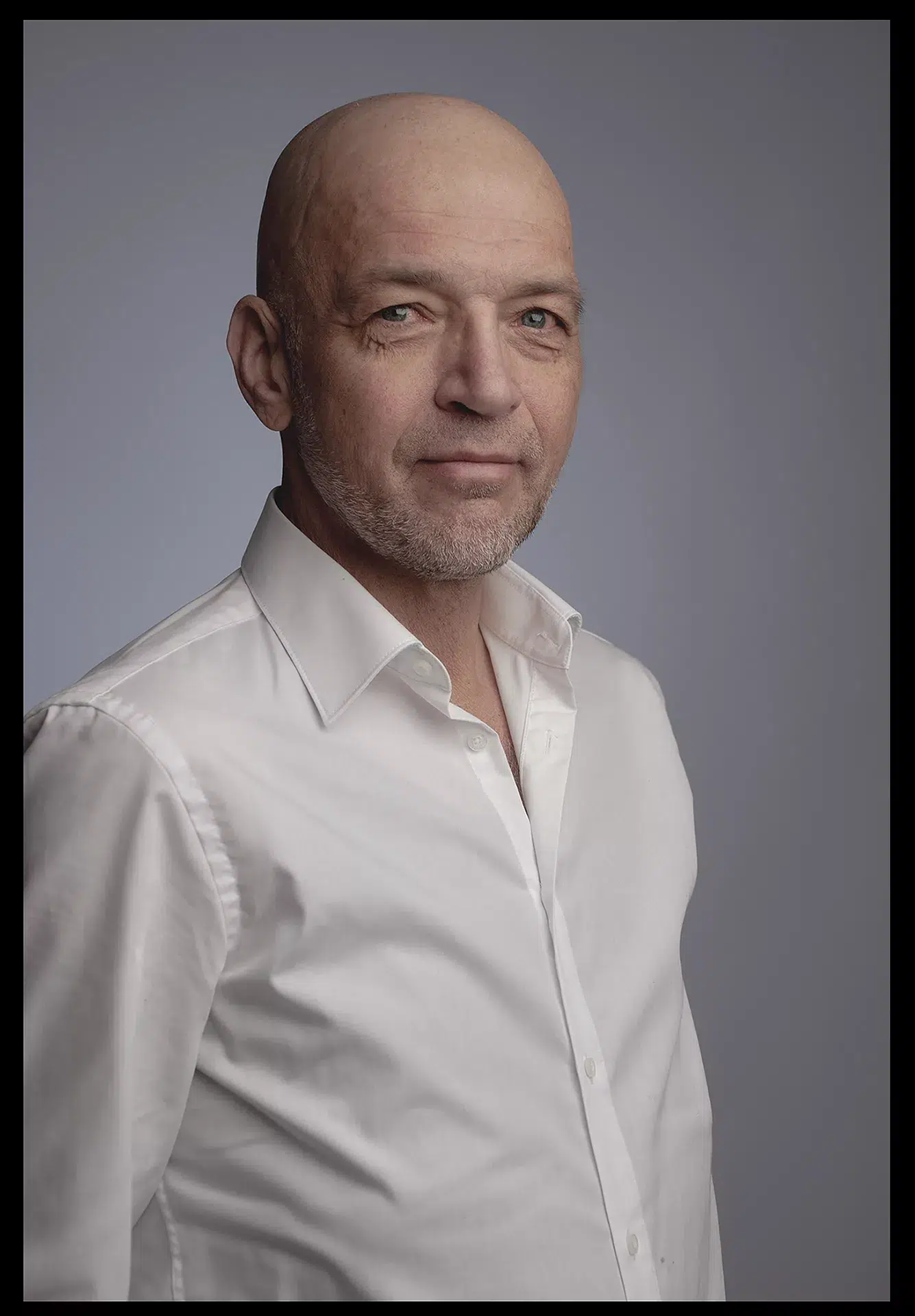 Portrait Fotoshooting Mann mittleren Alter im weißen Hemd