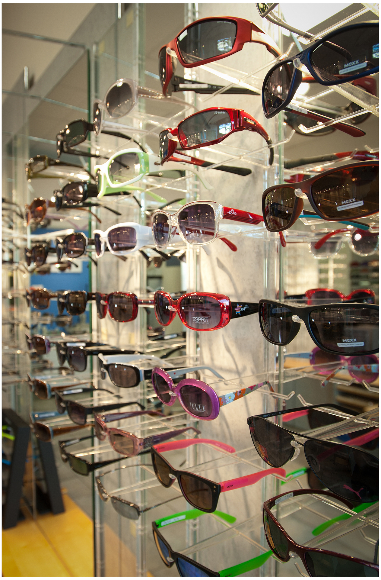 Nahaufnahme von Sonnenbrillen im Display eines Optikergeschäfts – Produkt- und Businessfotografie für Website