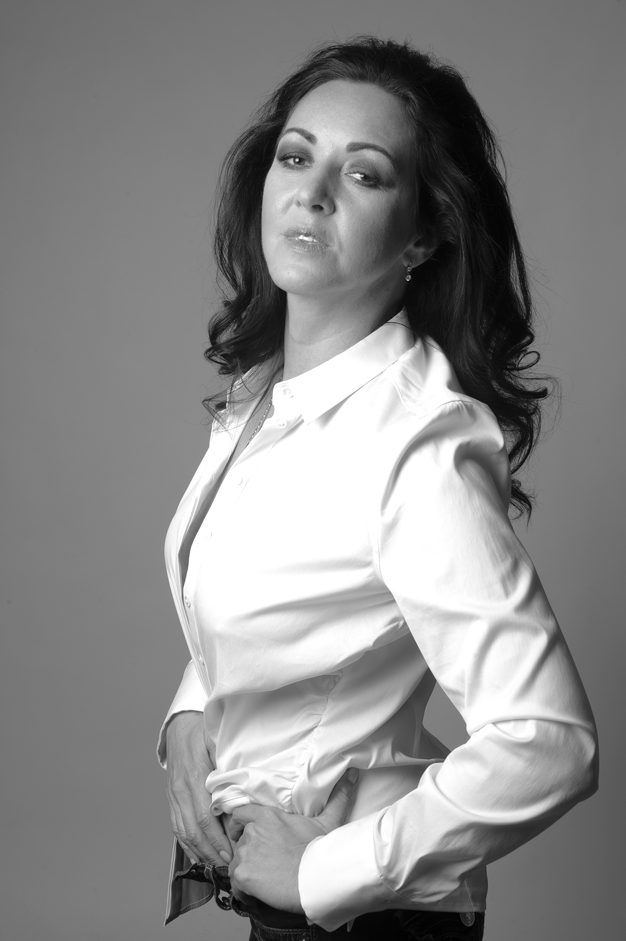 Frau im Best Age beim Sedcard Shooting in München in weißer Bluse, klassisches Schwarz-Weiß-Porträt