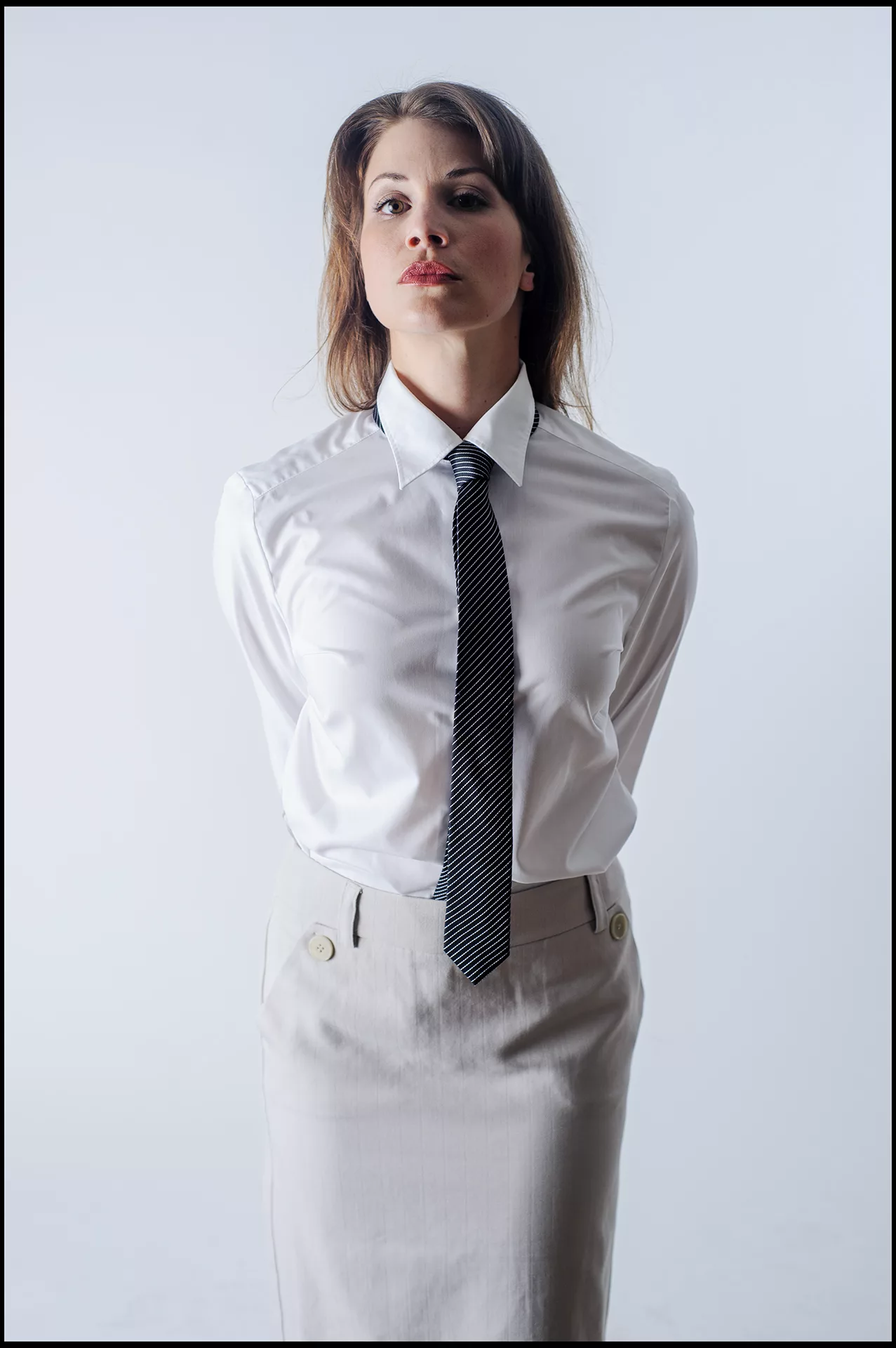 farbiges Foto Komparsin, weiße Bluse, schwarz gestreifte Krawatte