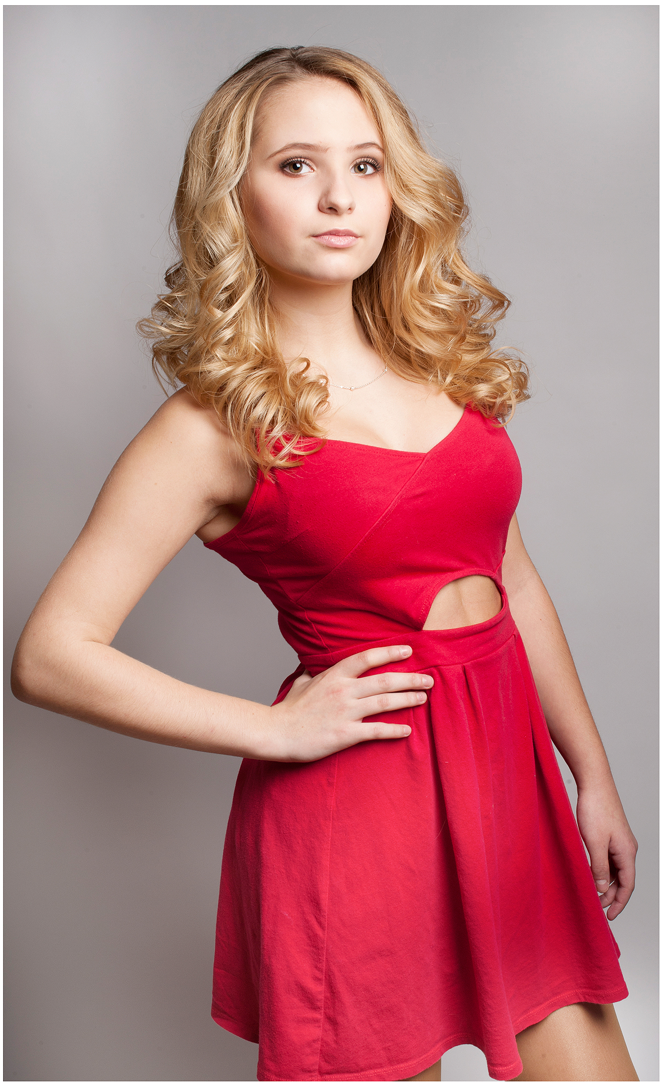 Model Sedcard, das Foto im roten Kleid, leicht seitlich stehen