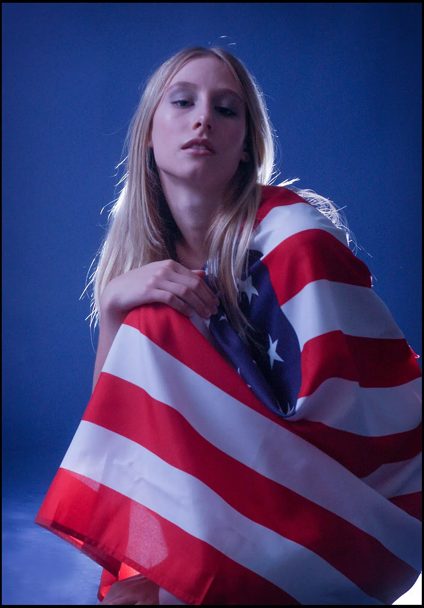 Ann-Sophie, model sitzt mit US Flag