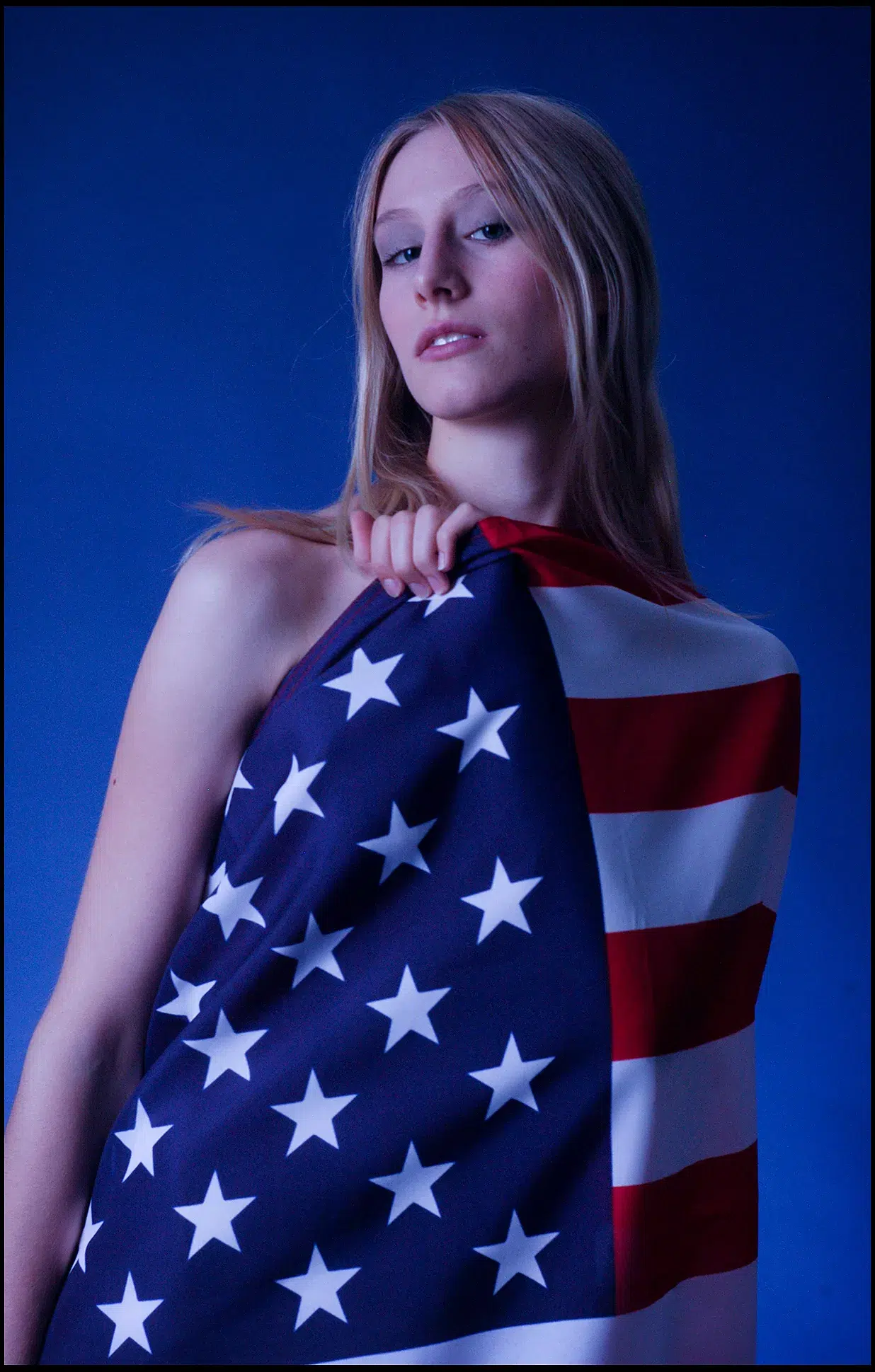 Ann-Sophie, model steht mit US Flag