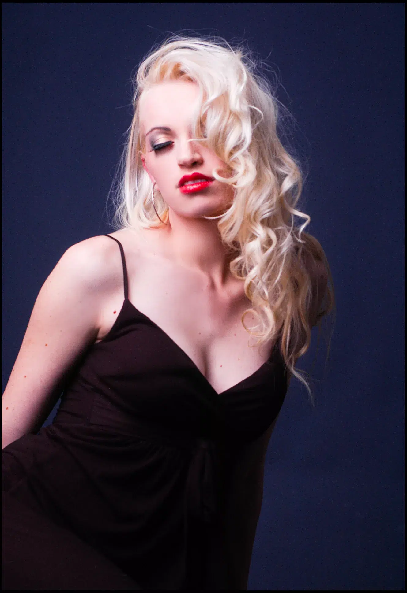 Blondes Model Antonia, augen zu, in einem Spaghetti-Träger Shirt, farbig