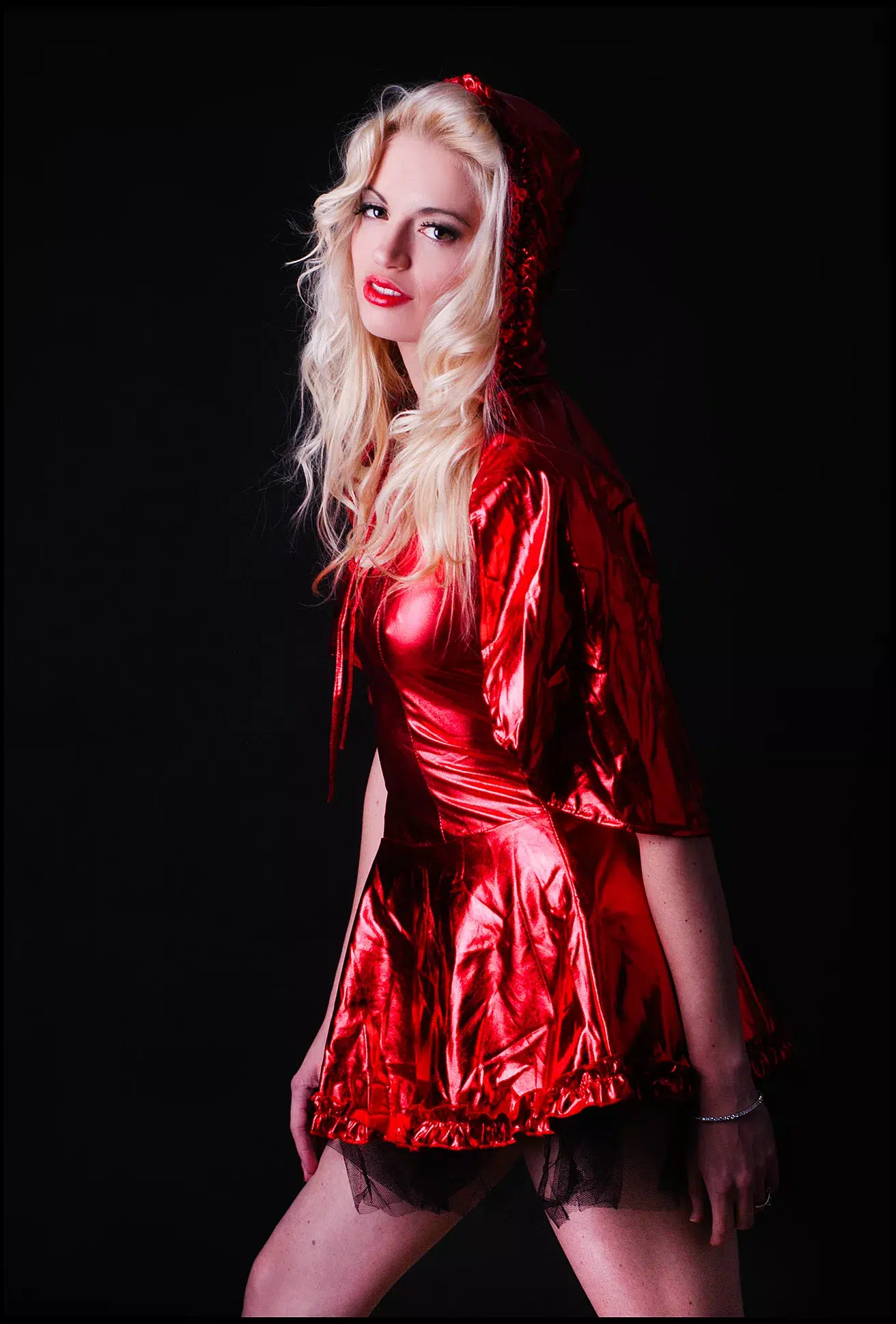 Blondes Model Antonia, sexy mit rotem Kleid als Rotkäppchen