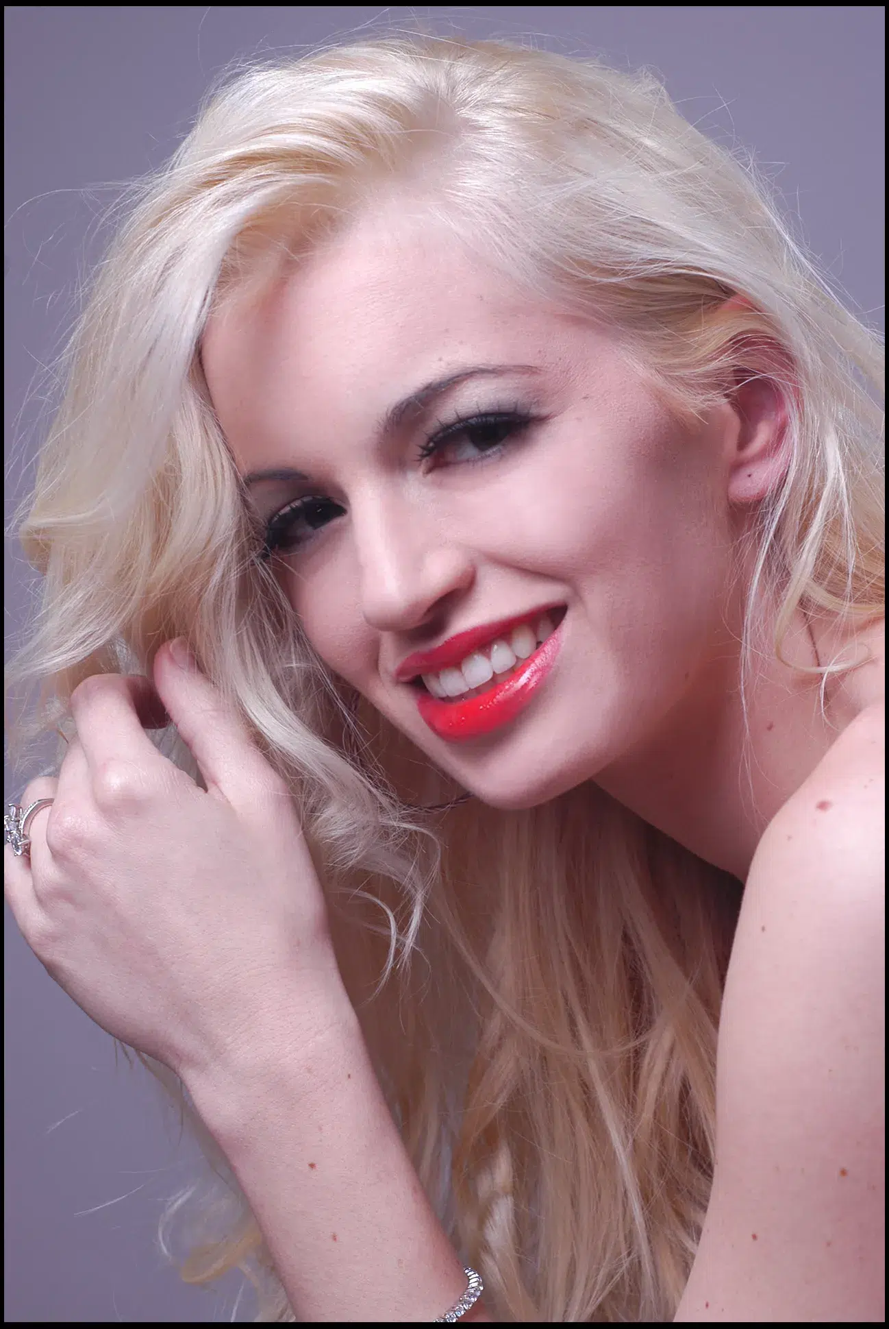 beauty Portrait blondes Model Antonia, schaut leicht seitlich, farbig, für Sedcard
