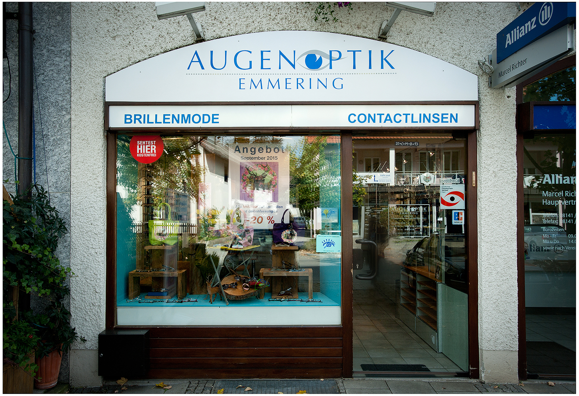 Außenansicht eines Optikergeschäfts mit Schaufenster und Eingang – Standortfoto für Google und Website