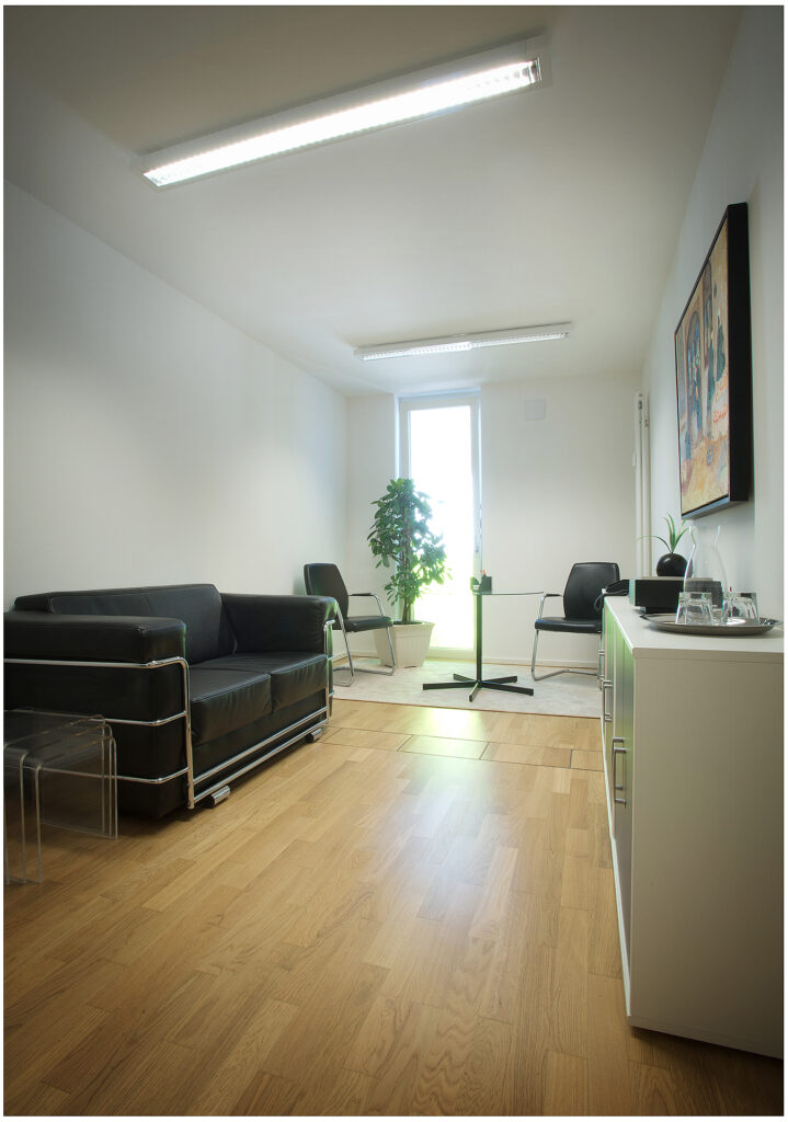 Büro mit Glaswand, Schreibtisch und Tageslicht, moderne Räumlichkeiten Fotografie für die Firma in München